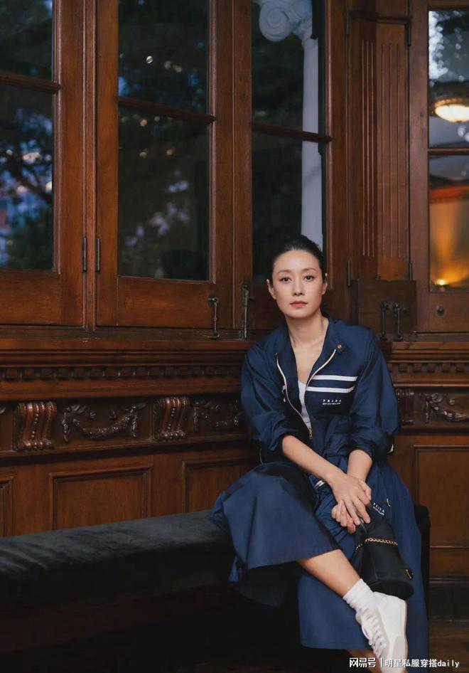 马伊琍换发型减龄10岁！穿运动夹克搭配同色系半身裙美出新高度