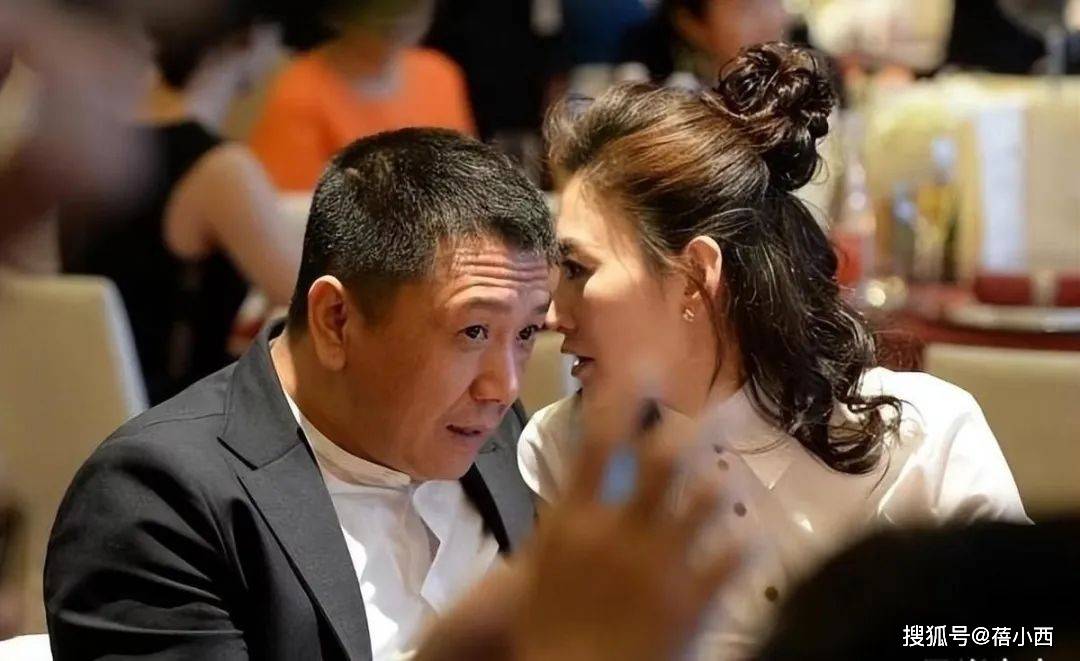 李小冉罕见与老公同框穿衬衫半身裙嫩如学生大6岁的他像爸爸